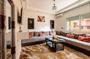 a living room with a couch and a table at Cocon Chic et Élégant Quartier Hivernage in Marrakech
