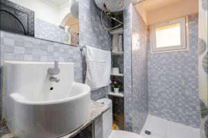 a bathroom with a white sink and a shower at Cocon Chic et Élégant Quartier Hivernage in Marrakech