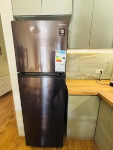 una nevera con un cartel en la cocina en Stylish, Brand-New 2BR Apt with Panoramic View, en Itʼkhvisi 16 fotos más