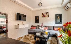 a living room with a couch and a table at Cocon Chic et Élégant Quartier Hivernage in Marrakech