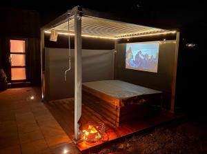 un letto in una stanza con una luce di Beach House in Ardennes a Chaudfontaine