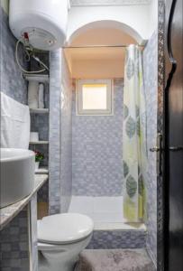a bathroom with a toilet and a sink and a shower at Cocon Chic et Élégant Quartier Hivernage in Marrakech