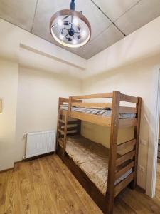 Dos literas en una habitación con techo en Stylish, Brand-New 2BR Apt with Panoramic View, en Itʼkhvisi
