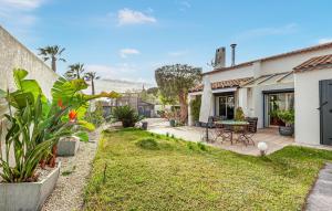 En have udenfor Awesome Home In Six-Fours-Les-Plages + 21 billeder