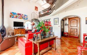 Et tv og/eller underholdning på Awesome Home In Six-Fours-Les-Plages