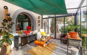 Et opholdsområde på Awesome Home In Six-Fours-Les-Plages