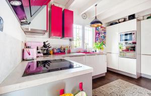 Køkken eller tekøkken på Awesome Home In Six-Fours-Les-Plages