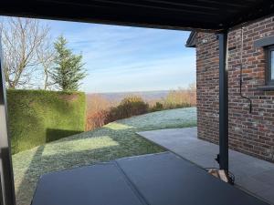 vista dall'esterno di una casa con patio di Beach House in Ardennes a Chaudfontaine