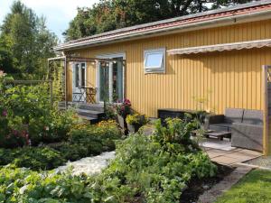 Casa amarilla con porche y jardín en 4 person holiday home in LUR, en Lur