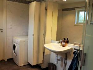 Un baño con lavabo y lavadora. en 4 person holiday home in LUR, en Lur