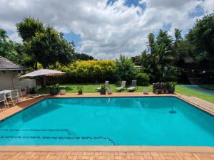 Bazén v ubytování Three Olives Guesthouse nebo v jeho okolí