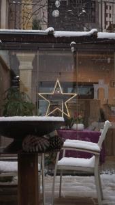 Una ventana cubierta de nieve con una estrella en una tienda. en Hotel Boutique Poeta Jorge Manrique, en Segura de la Sierra