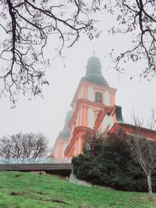 a building with a tower on top of a hill at BohoNest Mariatrost - Erdgeschoss, Basilika kostenloser Parkplatz in Größing