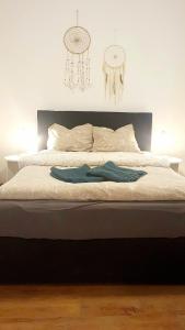 a bedroom with a large bed with chandeliers at BohoNest Mariatrost - Erdgeschoss, Basilika kostenloser Parkplatz in Größing