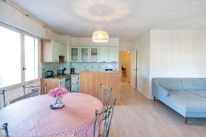 a living room with a table and a couch at Spacieux T3 cosy au cœur d’Hossegor in Soorts-Hossegor +21 photos