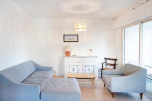 a living room with two chairs and a couch at Spacieux T3 cosy au cœur d’Hossegor in Soorts-Hossegor