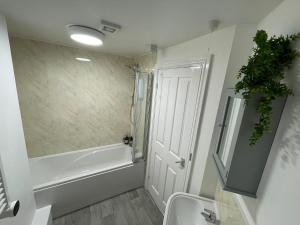 Koupelna v ubytování Newly renovated 2 bed apartment