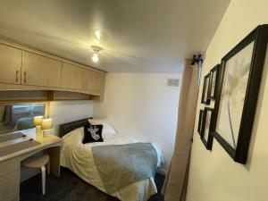 Postel nebo postele na pokoji v ubytování Newly renovated 2 bed apartment