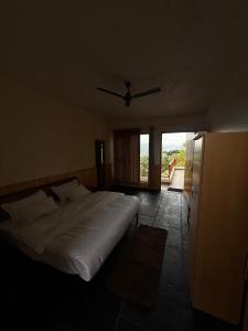 Un pat sau paturi într-o cameră la The Meemos Cafe And Cottages