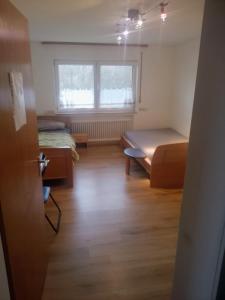 Кровать или кровати в номере Monteurzimmer Schmidt