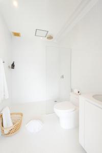 ein weißes Badezimmer mit Toilette und Waschbecken in der Unterkunft Villa Nevaeh - Ocean Front Private Villa Kamala Beach in Phuket