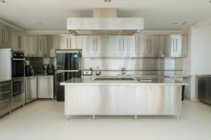 Eine große Edelstahlküche mit einer großen Kochinsel in der Unterkunft Villa Nevaeh - Ocean Front Private Villa Kamala Beach in Phuket