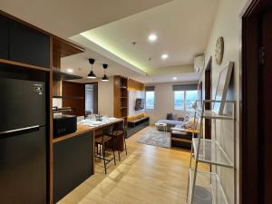 Η κουζίνα ή μικρή κουζίνα στο Sudirman Suites by Eazystay