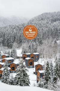 ein Schild für einen Skipass im Schnee in der Unterkunft Malinô Ski Apartments in Ružomberok