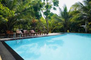 Piscina de la sau aproape de Manike Lodge Habarana