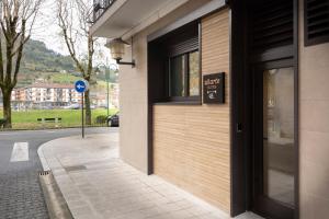 Το κτήριο όπου στεγάζεται  το διαμέρισμα