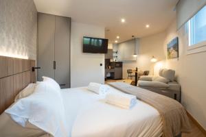 Ένα ή περισσότερα κρεβάτια σε δωμάτιο στο UHARTE SUITES by Urdaibai Experience