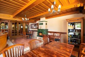 Un comedor con mesa y chimenea. en Aparthotel Pod Plání, en Špindlerův Mlýn