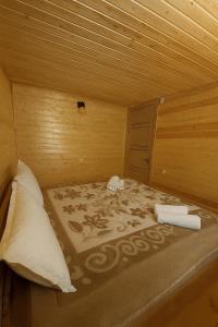 Ένα ή περισσότερα κρεβάτια σε δωμάτιο στο Zghapari Wooden Mountain Lodge