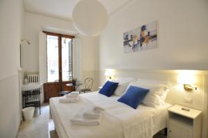 Una cama o camas en una habitación de Hotel Canada 7 fotos más