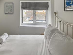 En eller flere senge i et værelse på The Watch House + 5 billeder