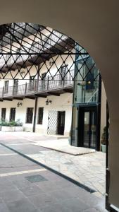 Zugang zu einem Gebäude mit Balkon in der Unterkunft Hetman Main Square Apartments in Krakau