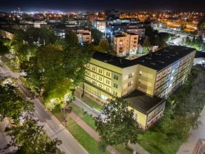 an overhead view of a building in a city at night at Dom Studenta nr 1 in Siedlce