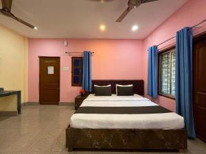 Ένα ή περισσότερα κρεβάτια σε δωμάτιο στο Collection O Dattapukur Railway Terminal Kolkata