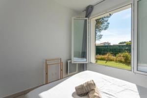 Ένα ή περισσότερα κρεβάτια σε δωμάτιο στο Modern apartment for 4 with private garden