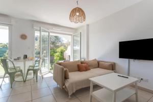 Μια τηλεόραση ή/και κέντρο ψυχαγωγίας στο Modern apartment for 4 with private garden