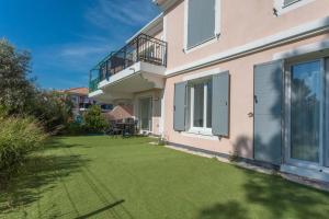 Κήπος έξω από το Modern apartment for 4 with private garden