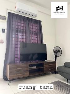 Un televizor și/sau centru de divertisment la Puteri Homestay Melaka