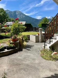 eine Treppe mit Blumen und Pflanzen in einem Garten in der Unterkunft Tsi nos La Salle appartamento con giardino e balcone in La Salle