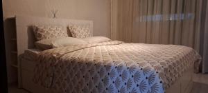 Ένα ή περισσότερα κρεβάτια σε δωμάτιο στο iris appart vue dégagée, bon emplacement