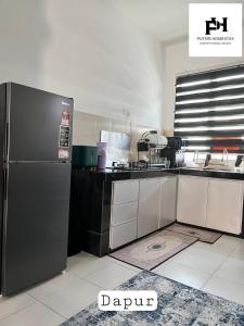 O bucătărie sau chicinetă la Puteri Homestay Melaka +8 fotografii