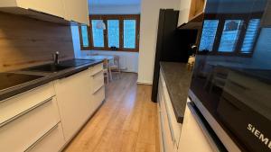 Η κουζίνα ή μικρή κουζίνα στο Alpine Oasis