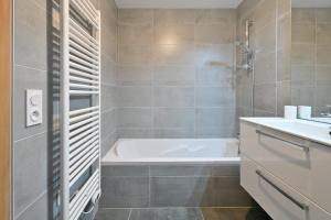 大博尔南Appartement Le Barat'ski的带浴缸和水槽的浴室 更多13张照片