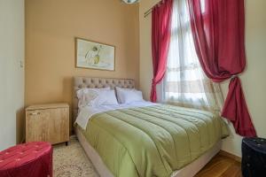 Theodoros Kolokotronis - Erato في نافبليو: غرفة نوم بسرير ونافذة ذات ستائر حمراء