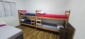 a room with two bunk beds in a room at Casa próximo ao lago - 1 in Boa Esperança