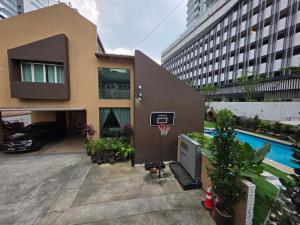 5 Bedroom Villa With Private Pool By Perkasa في كوالالمبور: السلة هوب أمام المبنى